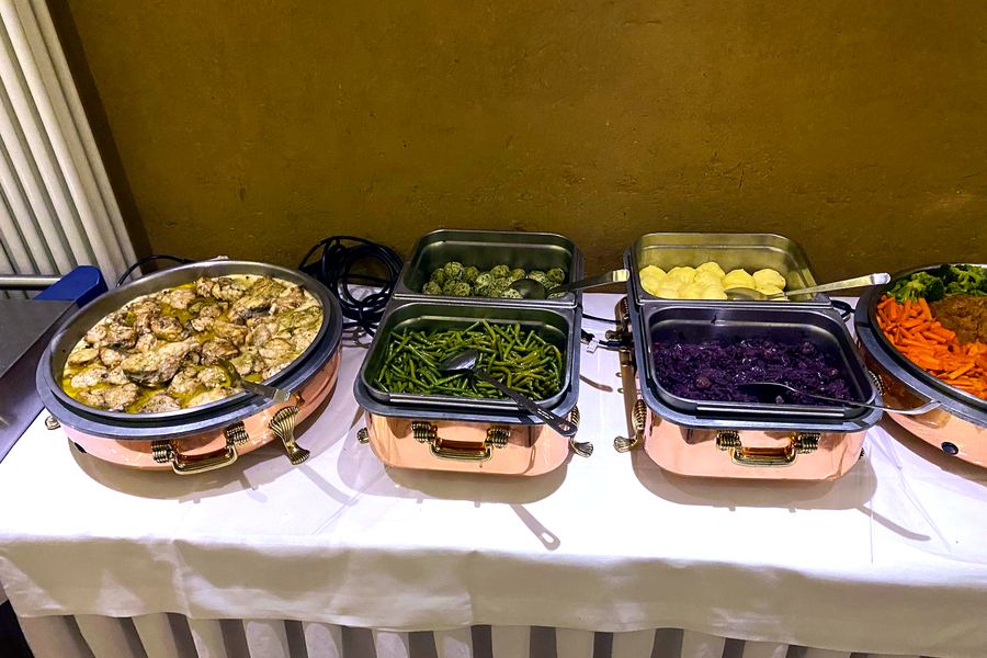 Warmes Buffet in Kupfer-Chafing-Dishes