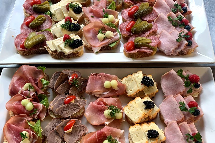 Reich belegte Canap&eacute;-Platten