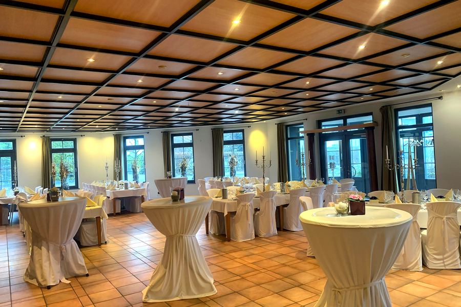 Festlich eingedeckter Saal im La Festa