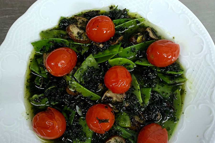 Gr&uuml;nes Gem&uuml;se mit Ofentomaten