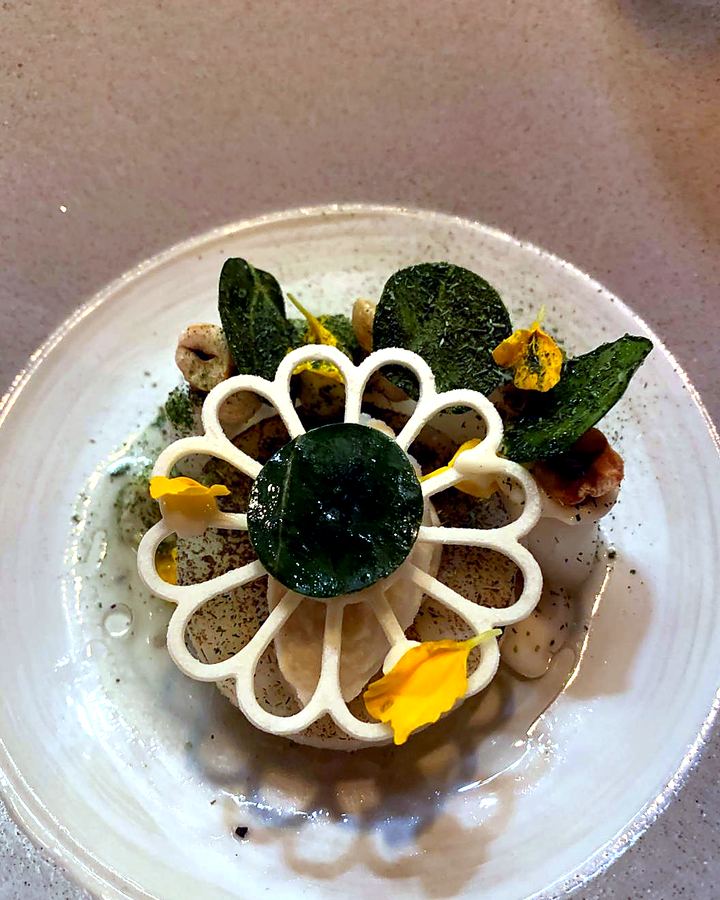 Dessert mit essbaren Bl&uuml;ten