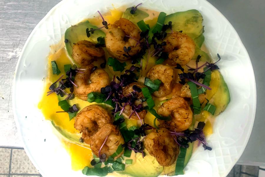 Garnelen mit Avocado und Mango