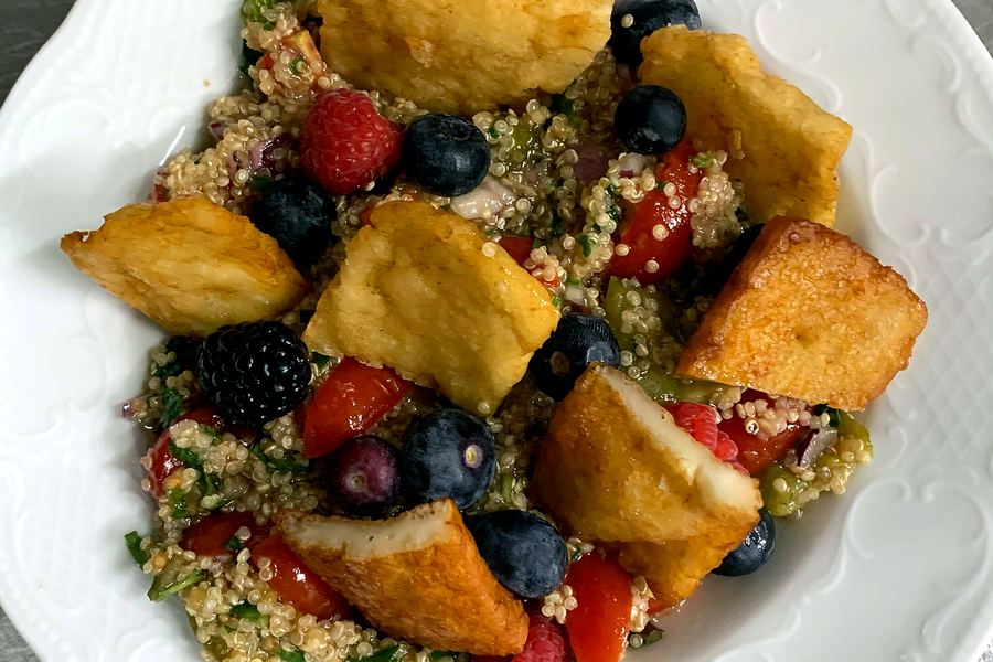 Quinoa mit gebackenem Halloumi und Beeren