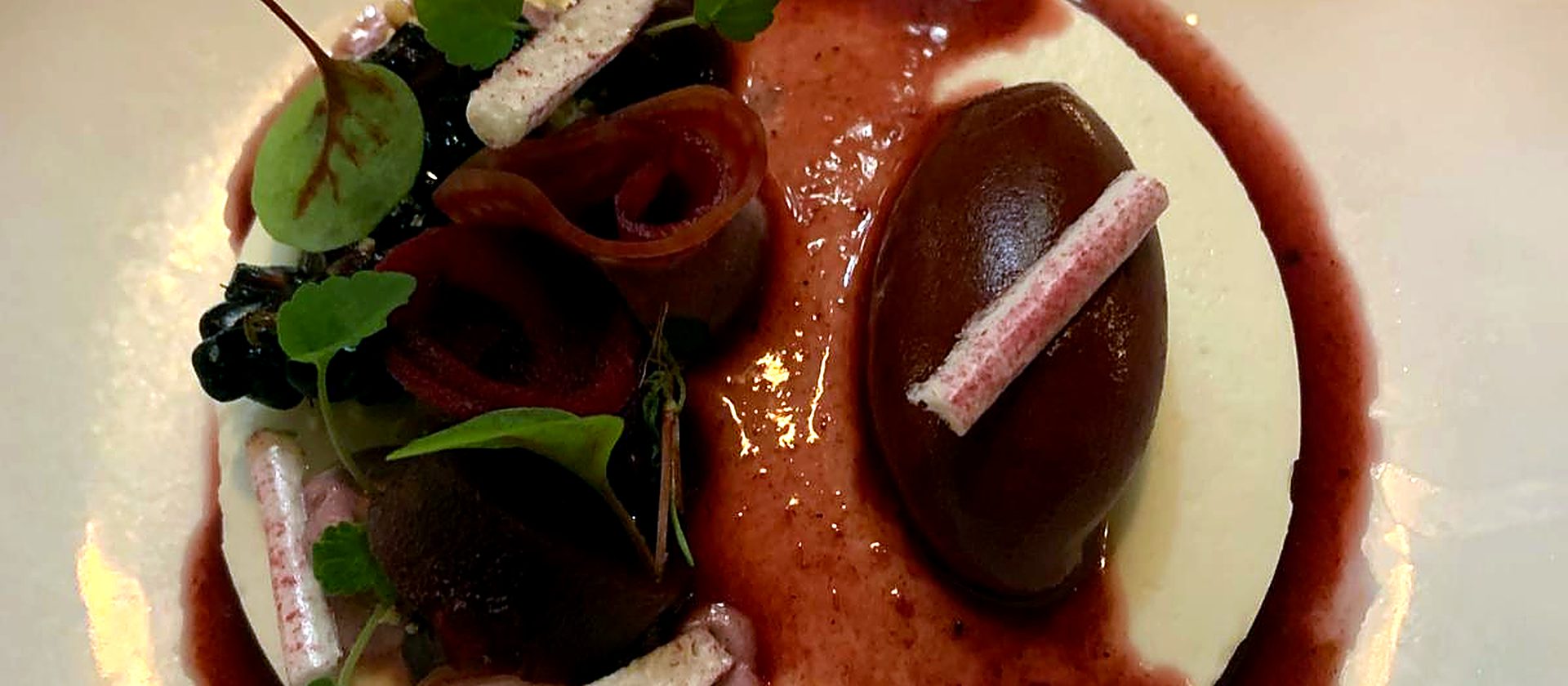 Fein angerichtetes Dessert auf dem Teller, aus der K&uuml;che von Campo