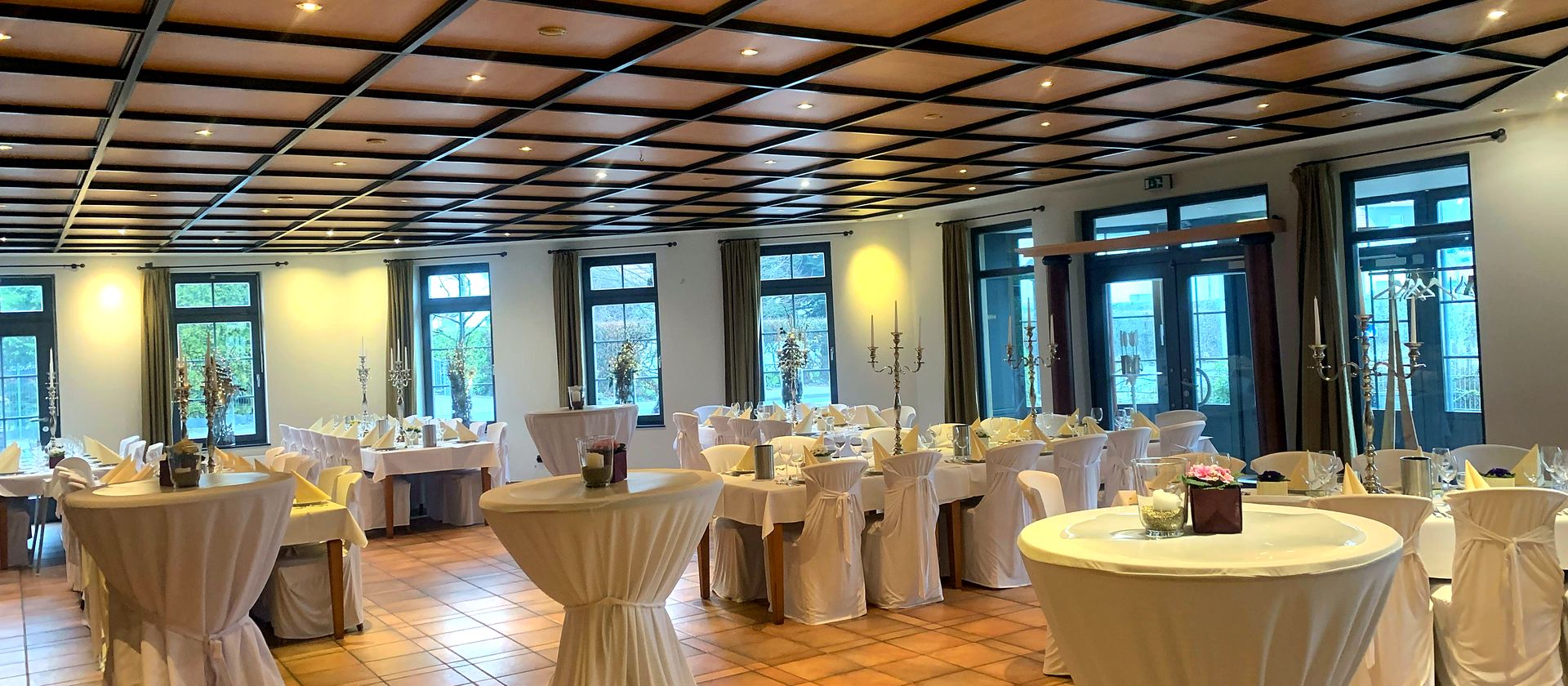 Festlich eingedeckter Saal der Eventlocation La Festa
